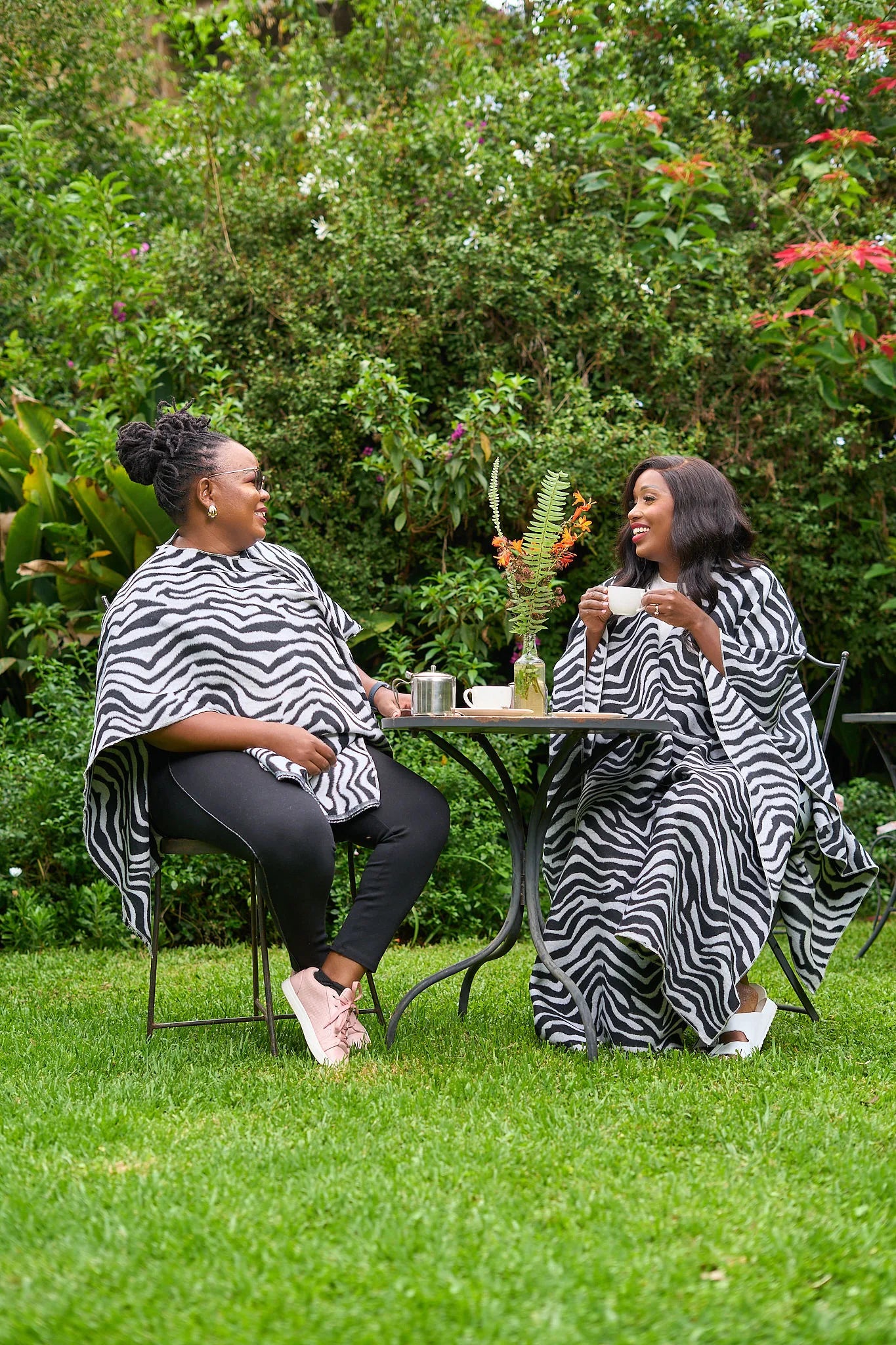 Reversible Terry Poncho - Short Black & White